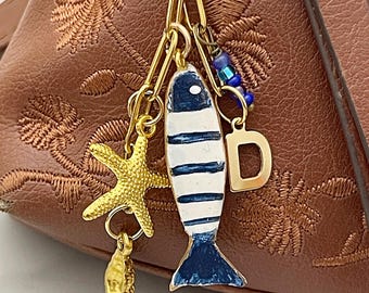 Dije para bolso con pez costero, bonito llavero personalizado de verano, dije inicial para bolso con dijes del océano.