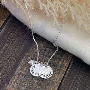 Mom Necklace Personalized Gift,  Hammered Disk Name necklace, Mother&#39;s day Gifts, Small Name Charms