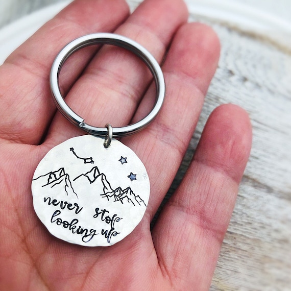 JLynnCreations Inspirational Keychain - Never Stop Looking Up - Gift for Best Friend - Encouragement Gift - Mountain Key Chain - Graduation Gift