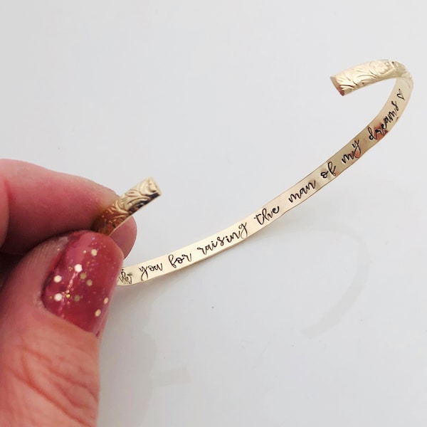 Può includere: Braccialetto dorato con un messaggio inciso che recita "To you for raising the man of my dreams".