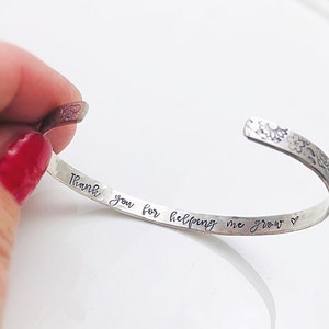 Bijoux fleurs - Bracelet manchette personnalisé - Merci de m'avoir aidé à grandir - Bracelet message caché - Cadeau pour enseignant - Cadeau personnalisé