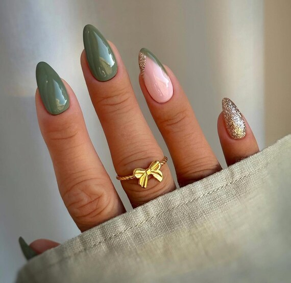 nails to go with olive green dress Luxury Handmade Press on Nails, Party Nails, Trendy Nails, Elegant Nails, Short Nails, Gold Nails, Nails, Green, Cute YGroup_mens-everyday-shirt