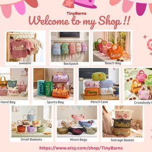 以下が含まれることがあります： TinyBarnsのパーソナライズされたアイテムコレクション。セーター、バックパック、ビーチバッグ、ハンドバッグ、スポーツバッグ、ペンケース、クロスボディバッグ、小さなバスケット、ムーンバッグ、収納バスケットが含まれており、すべて刺繍された名前とカラフルなデザインが特徴です。