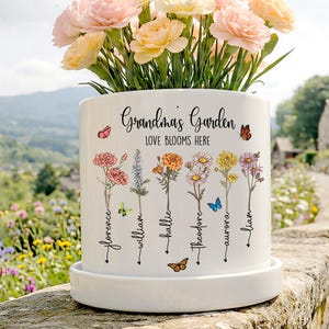 Personalized Grandma Flower Pot, Birth Month Flower Planter, Custom Garden Pot with Names, Gift for Nana, Mother’s Day Gift for Mom