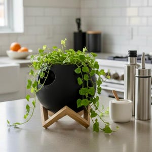 Puede incluir: Juego de tres tazas de cer&aacute;mica con acabado mate moteado. Las tazas son de color crema, gris claro y gris oscuro. Cada taza tiene un dise&ntilde;o simple y minimalista.