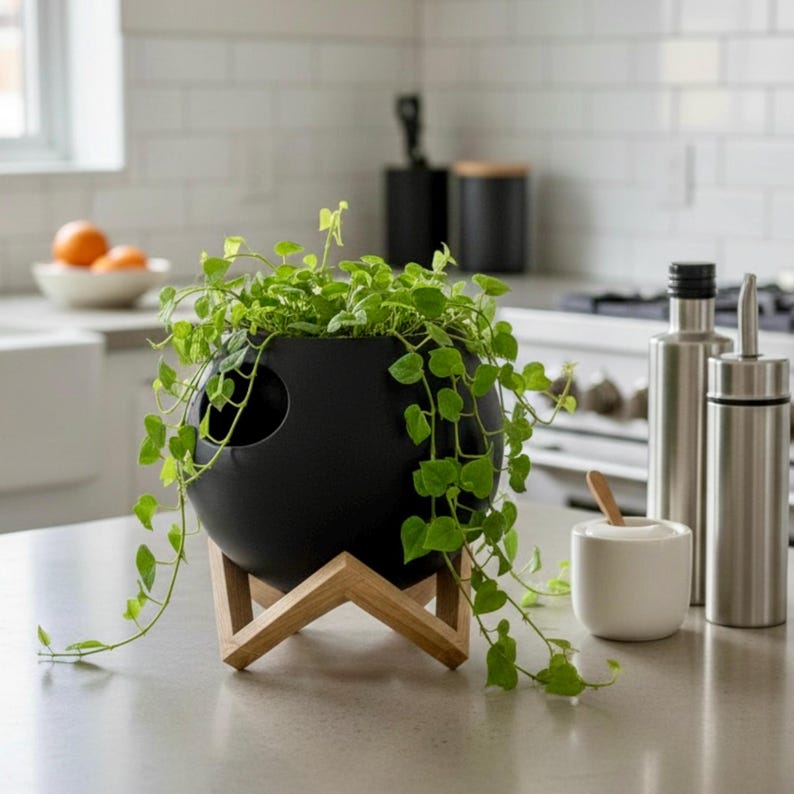 Puede incluir: Juego de tres tazas de cer&aacute;mica con acabado mate moteado. Las tazas son de color crema, gris claro y gris oscuro. Cada taza tiene un dise&ntilde;o simple y minimalista.