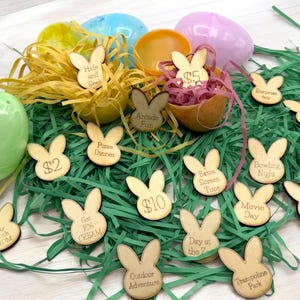 Jetons en bois de Pâques avec des prix surprises – Oeufs de remplissage amusants pour les enfants, jeu de chasse aux œufs de Pâques, pièces de monnaie de Pâques en bois réutilisables, paniers de Noël