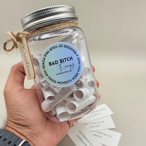 Frasco de afirmación energética de Bad Bitch: 50 citas empoderadoras para mujeres, obsequio de motivación diaria atrevido, impulso de confianza en sí mismas para las chicas jefas