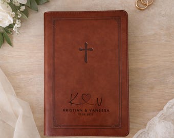 Bíblia NKJV personalizada, lembrança de casamento gravada à mão para casais.