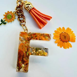 Real pressed flowers Initial Keychain, Personalized Keychain, Custom Resin Keychain, Teacher Gifts, Birthday Gift, Stainless Steel Keychain