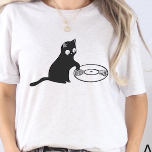 Retro Cat Music Lover Tee, Vintage Record Player Shirt, Unisex Tshirt, Cat Lover Gift. Music Enthusiast shirt
