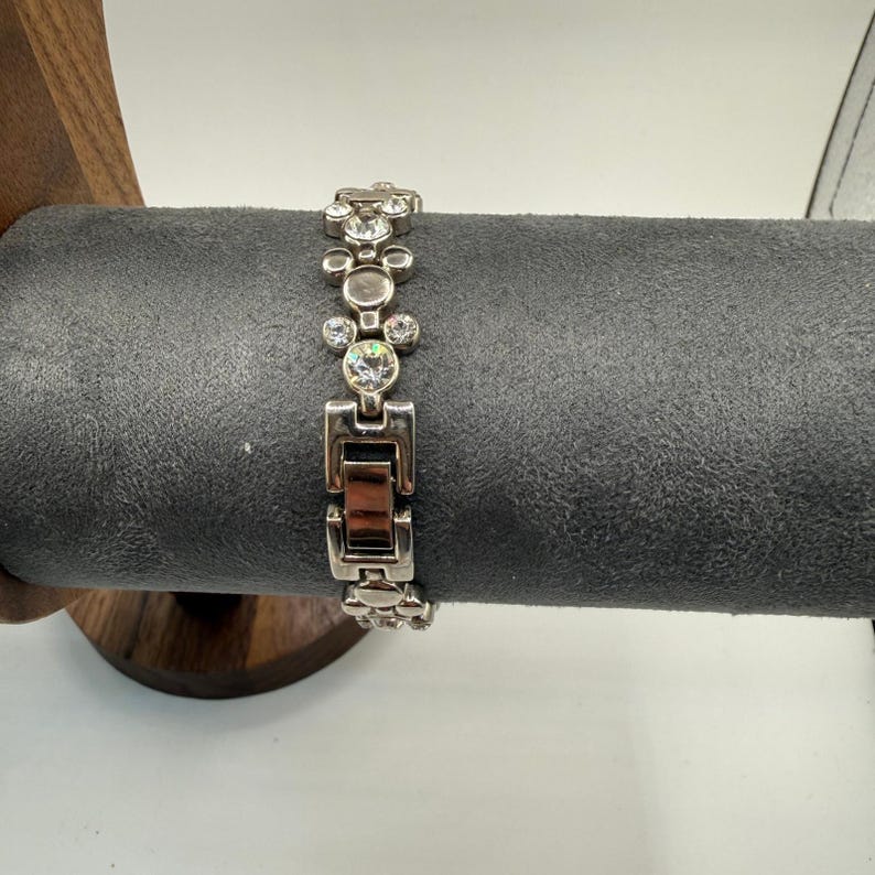 Zegarek Disney Time Works Mickey Mouse w kolorze srebrnym z bransoletą z kryształkami, 3 ATM zdjęcie 4