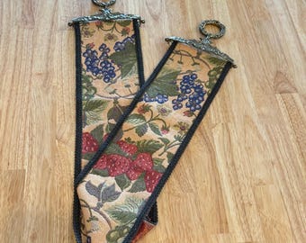 Gobelin ścienny VTG z motywem renesansowej sztuki tkanej, dzwonek mosiężny z motywem kwiatowym i owocami