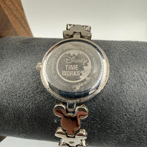Zegarek Disney Time Works Mickey Mouse w kolorze srebrnym z bransoletą z kryształkami, 3 ATM zdjęcie 5