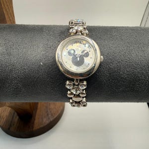 Zegarek Disney Time Works Mickey Mouse w kolorze srebrnym z bransoletą z kryształkami, 3 ATM zdjęcie 3