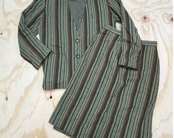 Traje de falda de mezcla de lana a rayas verdes y marrones estilo vintage de los años 60 con blazer sin cuello.