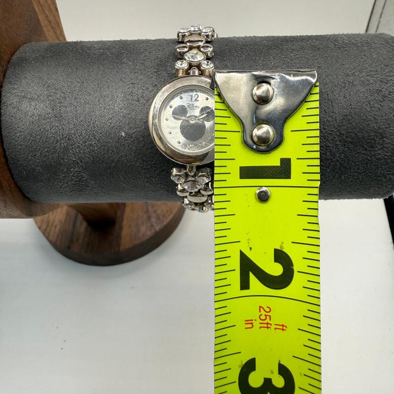 Zegarek Disney Time Works Mickey Mouse w kolorze srebrnym z bransoletą z kryształkami, 3 ATM zdjęcie 2