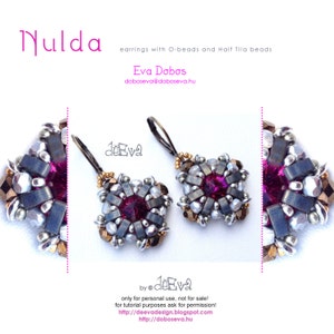 Op de afbeelding: Vierkante oorbellen met een centrale magenta kraal, omringd door zilveren, grijze en gouden kralen. De oorbellen heten "Nulda" en zijn gemaakt met O-kralen en Half Tila kralen. De contactgegevens van de ontwerper zijn ook zichtbaar.