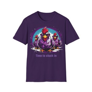 Könnte beinhalten: Lilafarbenes T-Shirt mit einem Motiv von drei Hühnern, die Sonnenbrillen tragen. Der Text "Time to cluck in" ist unter den Hühnern aufgedruckt.