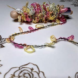 Vezelkunstgaren, schrootgaren, wimperlussen, crèmegeel, vezels, roze, ivoor, zwarte draden, trimmen, 6,4 meter