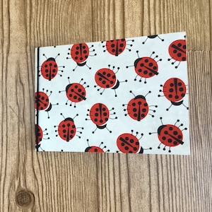 Miniálbum de fotos de 4 x 6, mariquitas sobre papel marfil, plano, fino, cartón/caja de cereales