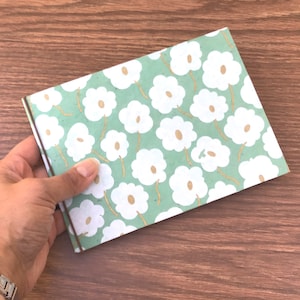 Álbum de fotos mini de 4 x 6, flores blancas con tallos dorados sobre papel menta hecho a mano, cartón plano y fino, caja de cereales