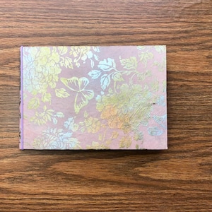 Álbum de fotos mini de 4 x 6, dorado, plateado, con flores, mariposas, sobre rosa, rosa, fino, plano, flexible, cartón/caja de cereales, horizontal