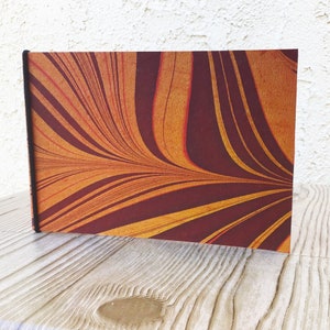 Álbum de fotos mini 4x6, rojo, naranja metalizado, líneas jaspeadas, plano, delgado, caja de cartón/cereal, paisaje