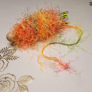 vezelkunstgaren - afvalgaren - wimpergaren - fluorescerende vezels - geeloranje roze groen - rand - 6,4 yards