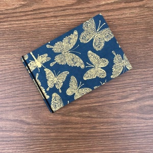 Álbum de fotos en miniatura de 4 x 6, de cartón fino y plano, con mariposas doradas sobre papel verde azulado intenso hecho a mano