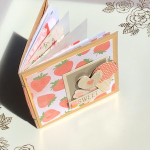 diario d'arte con fragole dolci, carte assortite