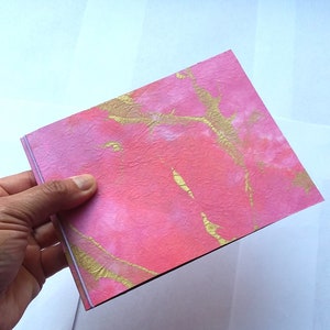 Álbum de fotos mini de 4 x 6, rosa, dorado, impresión jaspeada, plano, delgado, cartón/caja de cereales, paisaje