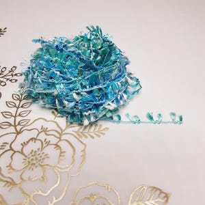 vezelkunstgaren - schrootgaren - wimpergaren - zeeblauwe schuimvezels - blauw lichtblauw groen - trim - 6,4 yards