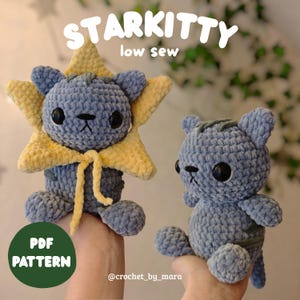 Könnte beinhalten: Zwei gehäkelte Katzenplüschtiere. Eines ist blau mit einem sternförmigen gelben Heiligenschein und einer gelben Krawatte. Das andere ist ein blaues Katzenplüschtier. Der Text "STARKITTY low sew" steht oben. Ein grüner Kreis mit "PDF PATTERN" befindet sich unten.