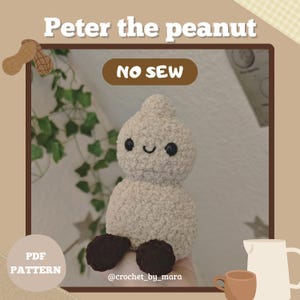 Könnte beinhalten: Ein gehäkeltes Erdnuss-Plüschtier mit einem lächelnden Gesicht, schwarzen Augen und dunkelbraunen Füßen. Der Text "Peter the peanut" und "NO SEW" sind über dem Spielzeug zu sehen. Die Wörter "PDF PATTERN" und der Instagram-Handle "@crochet_by_mara" sind ebenfalls sichtbar.