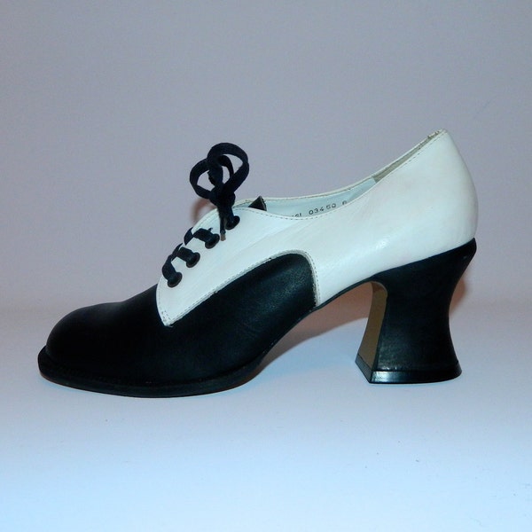 vintage 1990s saddle shoes black & white Spectators heels 7 B