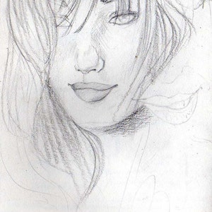 Puede incluir: Un dibujo a l&aacute;piz de la cara de una mujer con el pelo largo. La mujer est&aacute; mirando al espectador con una leve sonrisa. El dibujo est&aacute; hecho en tonos grises.