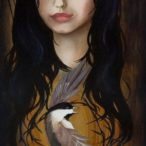 Puede incluir: Una pintura de una mujer con el pelo largo y negro y un p&aacute;jaro posado en su hombro. La mujer lleva una camisa blanca y el p&aacute;jaro es marr&oacute;n y blanco con la cabeza negra. El fondo es una veta de madera oscura.