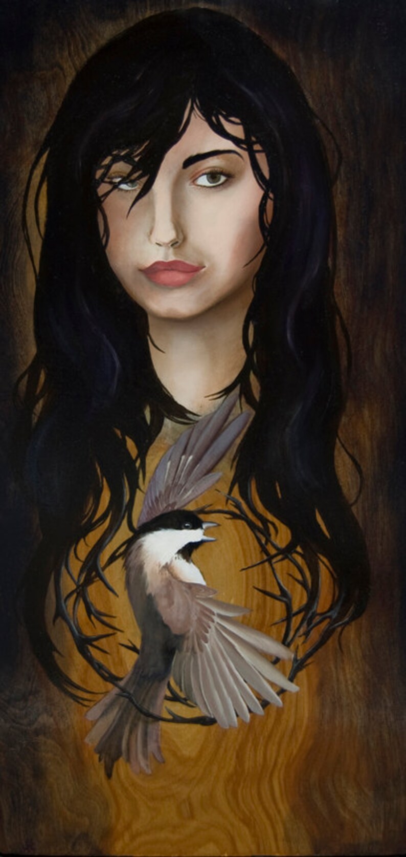 Puede incluir: Una pintura de una mujer con el pelo largo y negro y un p&aacute;jaro posado en su hombro. La mujer lleva una camisa blanca y el p&aacute;jaro es marr&oacute;n y blanco con la cabeza negra. El fondo es una veta de madera oscura.