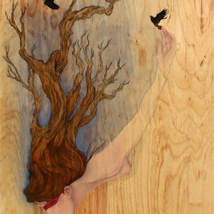 Puede incluir: Una pintura de acuarela sobre madera que representa a una mujer con cabello rojo y una venda en los ojos, que alcanza un &aacute;rbol con ramas desnudas. Siluetas de p&aacute;jaros vuelan alrededor del &aacute;rbol.