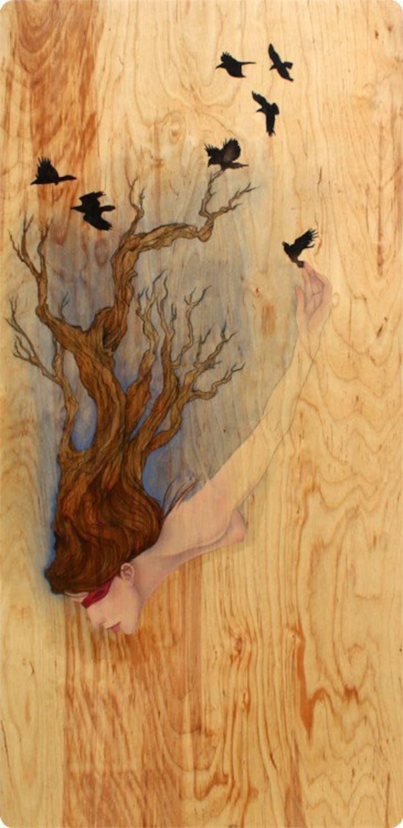 Puede incluir: Una pintura de acuarela sobre madera que representa a una mujer con cabello rojo y una venda en los ojos, que alcanza un &aacute;rbol con ramas desnudas. Siluetas de p&aacute;jaros vuelan alrededor del &aacute;rbol.