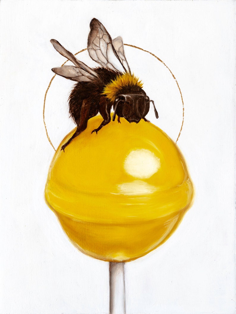 Puede incluir: Una abeja de miel posada sobre una piruleta amarilla. La piruleta est&aacute; en un palo blanco.