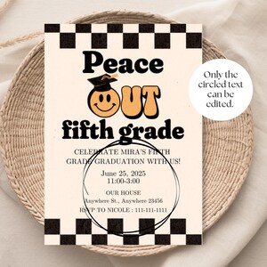 K&ouml;nnte beinhalten: Eine Einladung zu einer Abschlussparty mit einem schwarz-wei&szlig; karierten Hintergrund. Die Einladung lautet "Peace Out Fifth Grade" mit einem Smiley, der einen Abschluss-Hut tr&auml;gt. Der Text "Celebrate Mira's Fifth Grade Graduation with us!" ist ebenfalls enthalten. Datum und Uhrzeit der Party sind der 25. Juni 2025, 11:00-15:00 Uhr. Der Ort ist "Our House" und die Adresse ist "Anywhere St., Anywhere 23456". Die RSVP-Informationen sind "RSVP to Nicole: 111-111-1111".