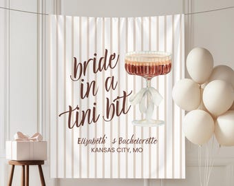Martini Bachelorette Kulisse: Braut in einem Tini Bit Banner