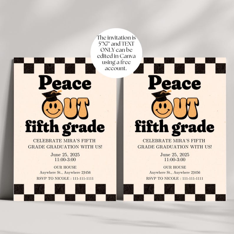 K&ouml;nnte beinhalten: Eine Einladung zu einer Abschlussparty mit einem schwarz-wei&szlig; karierten Hintergrund. Die Einladung zeigt ein l&auml;chelndes Gesicht mit einer Abschluss-Kappe und dem Text "Peace Out Fifth Grade". Die Einladung enth&auml;lt auch das Datum, die Uhrzeit und den Ort der Party.