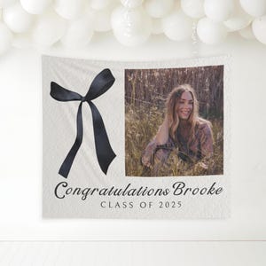 Bannière de remise des diplômes avec nœud noir 2025 : toile de fond photo modifiable pour diplômés