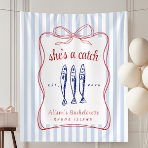 Może przedstawiać: Białe tło z niebiesko-białymi paskami przedstawia czerwoną ramkę z napisem "she's a catch" i trzema niebieskimi ilustracjami ryb. Obecny jest również tekst "Alison's Bachelorette Rhode Island". Białe balony i pudełko z prezentem w tle.