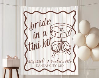 Martini Bachelorette Hintergrund: "Bride in a Tini Bit" Banner."