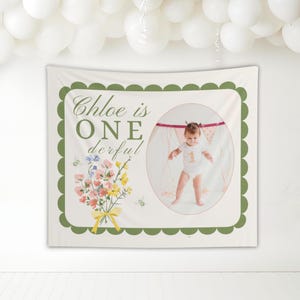 Bannière 1er anniversaire Fleurs sauvages : « Isn&#39;t she Onederful » en toile de fond florale