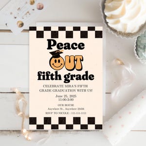 K&ouml;nnte beinhalten: Eine Einladung zu einer Abschlussparty mit einem schwarz-wei&szlig; karierten Hintergrund. Die Einladung zeigt ein l&auml;chelndes Gesicht mit einer Abschluss-Kappe und dem Text "Peace Out fifth grade". Die Einladung enth&auml;lt auch das Datum, die Uhrzeit und den Ort der Party.
